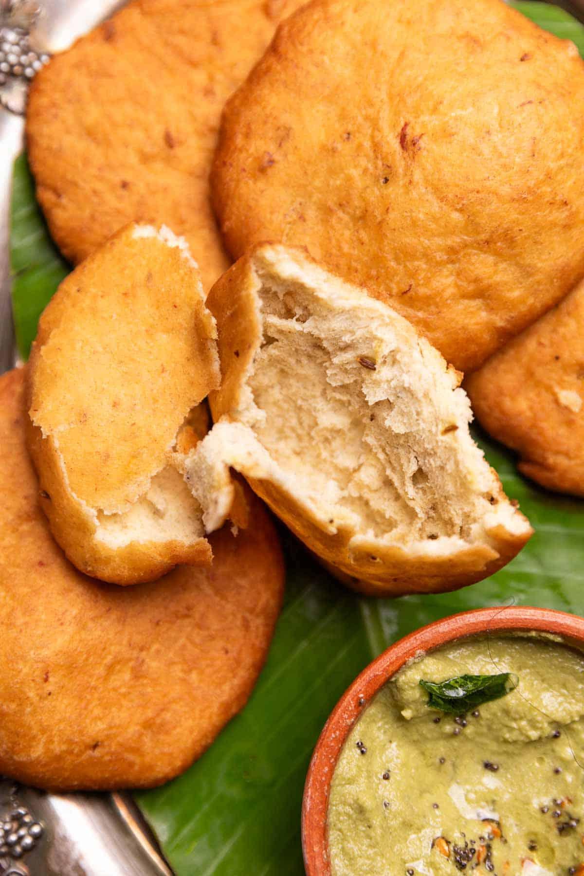 **Brioche di Mangalore | Brioche alla Banana** 3 Immagine ravvicinata di un Mangalore Bun spezzato a metà per mostrare la consistenza leggera e ariosa