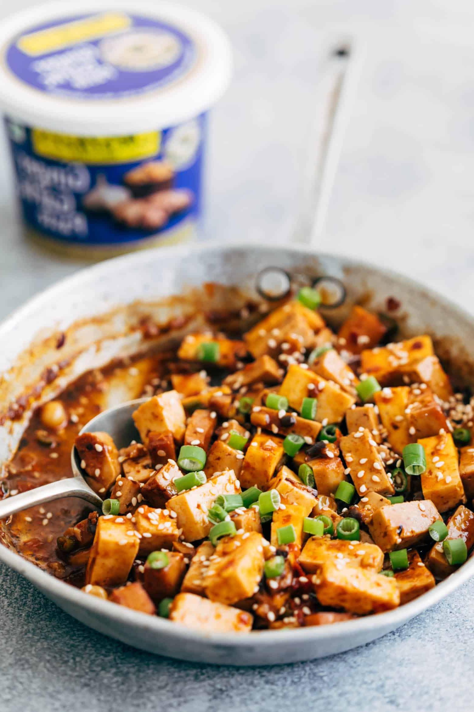 **Involtini di Lattuga con Mapo Tofu Vegetariano (Vegano, Senza Glutine)** 3 Queste coppette di lattuga al Mapo Tofu vegetariano fungono sia da antipasto che da cena e utilizzano funghi shiitake al posto del maiale per lo stesso ottimo sapore! Anche vegano e senza glutine.