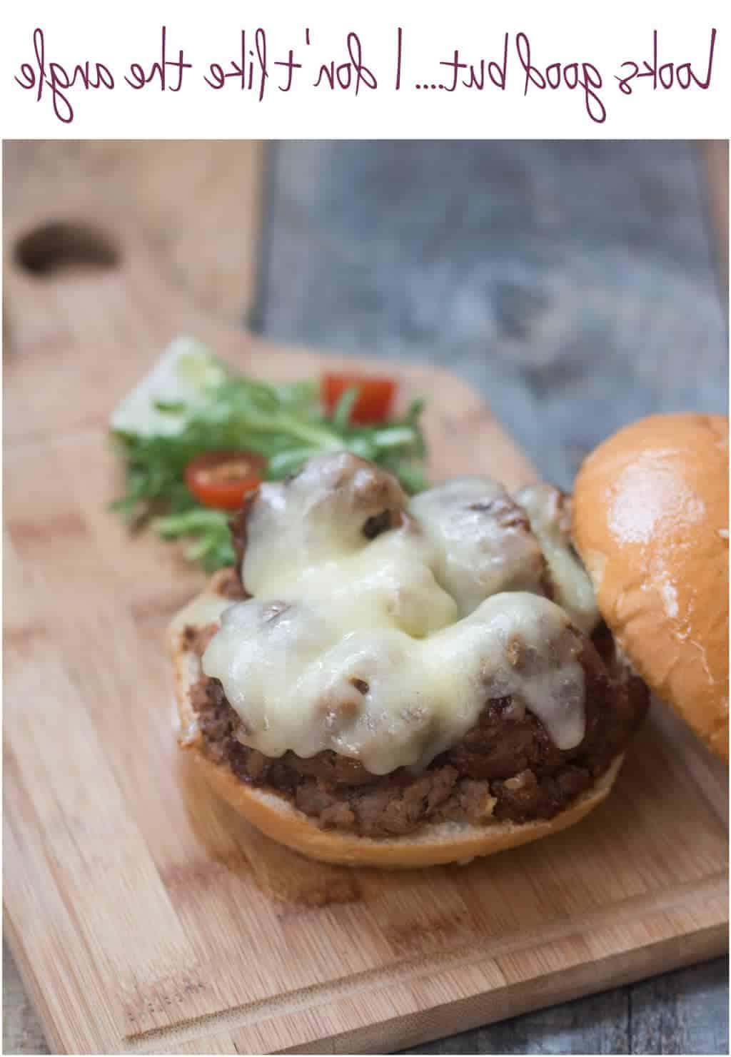 Sperimentazione con la direzione della luce per mettere in risalto la consistenza del burger. Regolazione della luce naturale in studio per fotografia culinaria