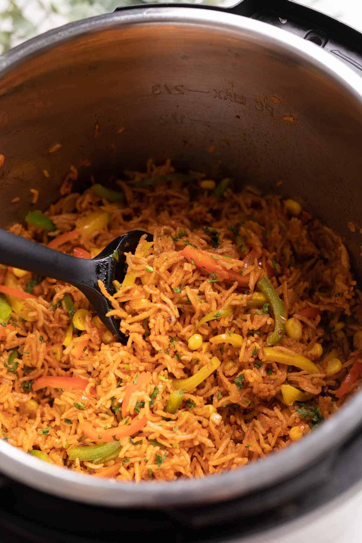 Riso Messicano in Pentola a Pressione (Arroz Rojo) 3 Riso messicano Instant Pot servito all'interno dell'Instant Pot.