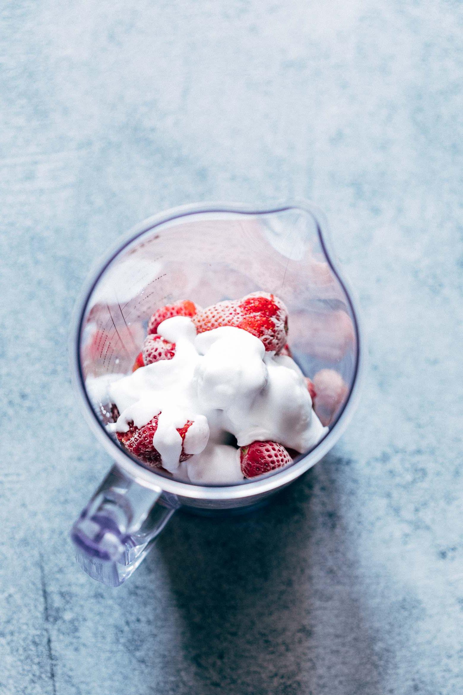 **Frullato di Fragole Congelate e Yogurt Greco (Colazione in 10 minuti)** 3 Frullato di fragole ghiacciate e yogurt greco: denso, cremoso e assolutamente delizioso! Questo frullato di fragole con yogurt è la colazione perfetta ricca di proteine e nutrienti, pronta in 10 minuti per le giornate intense.