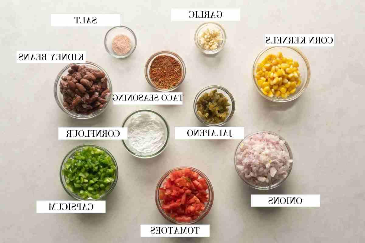 Zuppa Messicana Vegetariana con Fagioli 3 Tutti gli ingredienti per la zuppa messicana vegetariana fotografati su uno sfondo bianco con testo identificativo