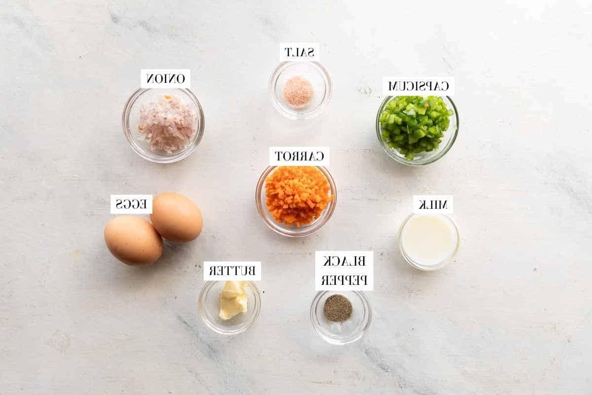 Involtini di Omelette Coreani 3 Foto di tutti gli ingredienti per la frittata coreana con testo per identificarli