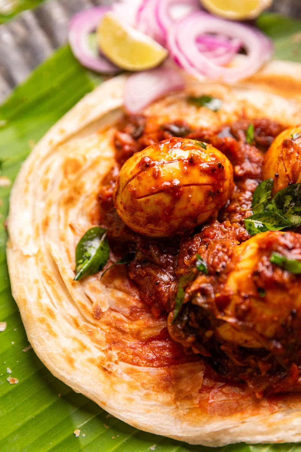 Arrosto di Uova del Kerala | Mutta Arrosto 3 Immagine ravvicinata del Kerala Egg Roast servito su Malabar Parotta