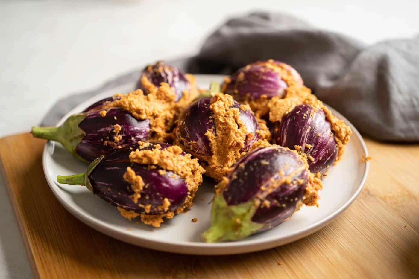 Melanzane ripiene al curry 3 Immagine di melanzane ripiene su un piatto pronte per essere aggiunte al curry