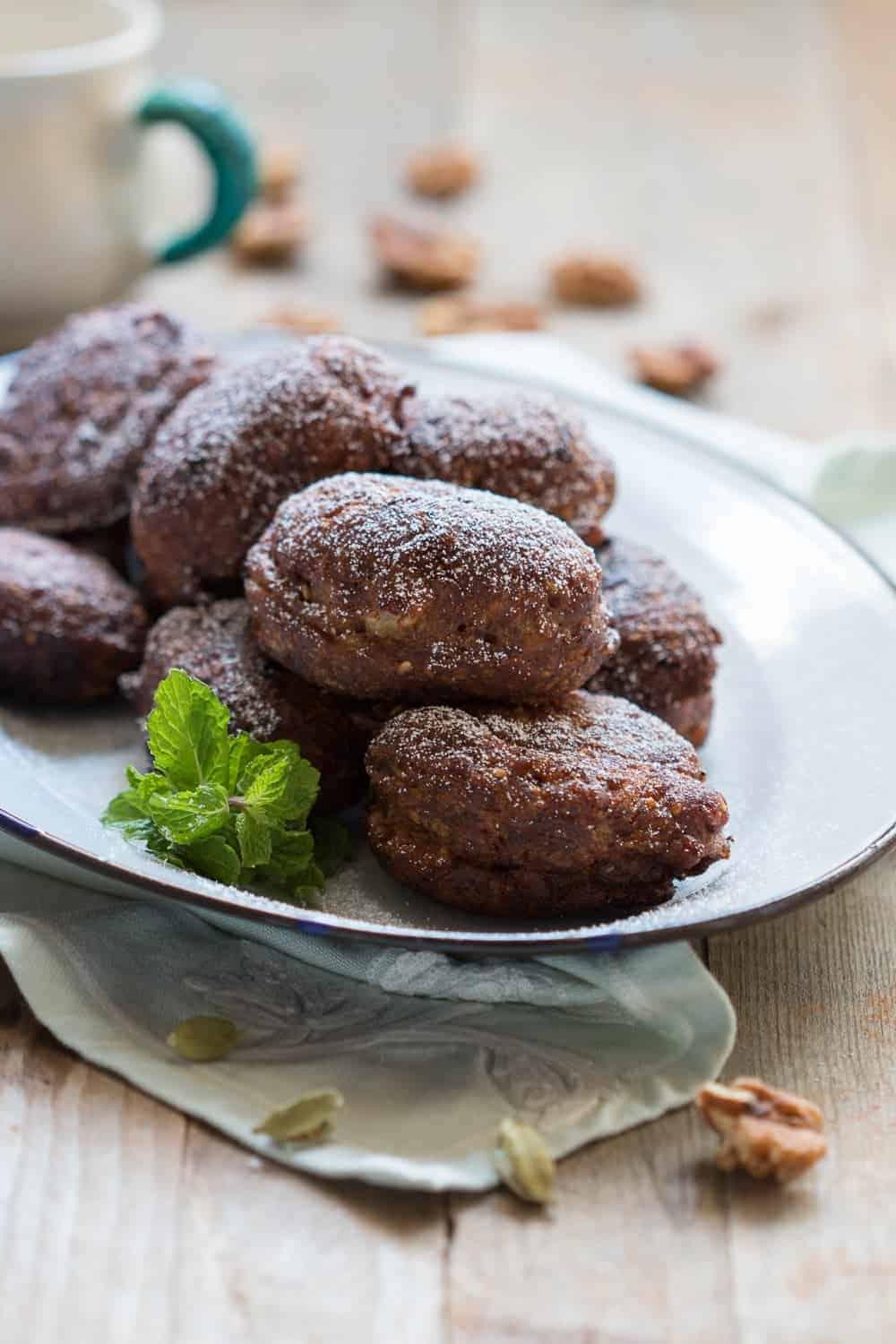 Frittelle di Banana pronte per essere gustate a merenda le frittelle servite su un piatto bianco, guarnite con foglie di menta