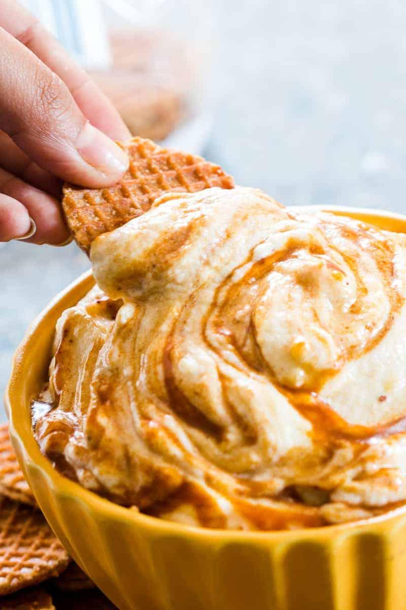Crema di Cheesecake alla Zucca e Caramello 3 Questo dip di cheesecake alla zucca e caramello è facilissimo da preparare e rappresenta l'antipasto o il dessert autunnale perfetto per le feste. Utilizziamo panna montata fresca invece della Cool Whip per un maggiore volume e un sapore autentico. Meno ingredienti trasformati significano anche una scelta leggermente più salutare. Servitelo con cracker Graham o, come abbiamo fatto noi, con piccoli waffle!