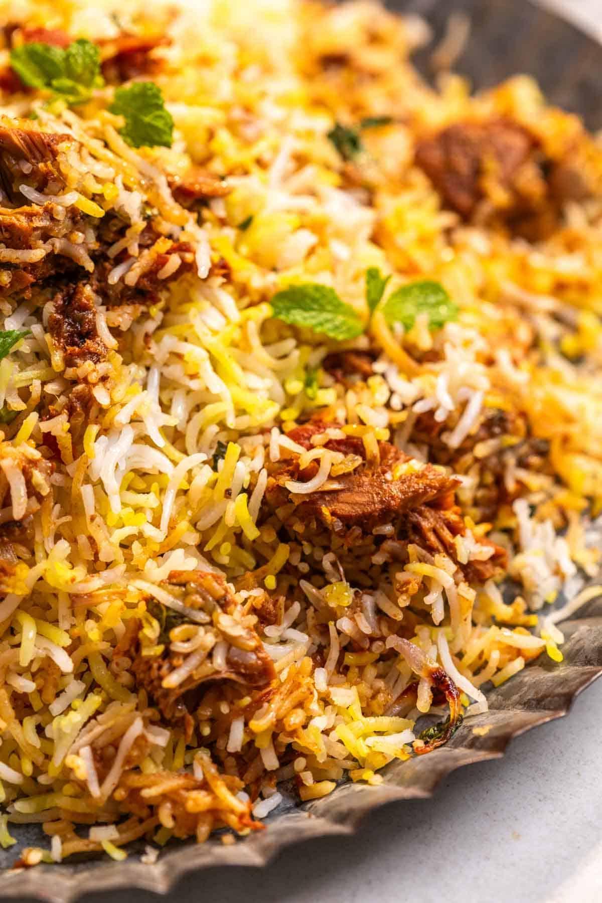 Biryani di Jackfruit | Biryani di Kathal 3 immagine ravvicinata di biryani di jackfruit guarnito con foglie di menta per mostrare la sua consistenza soffice