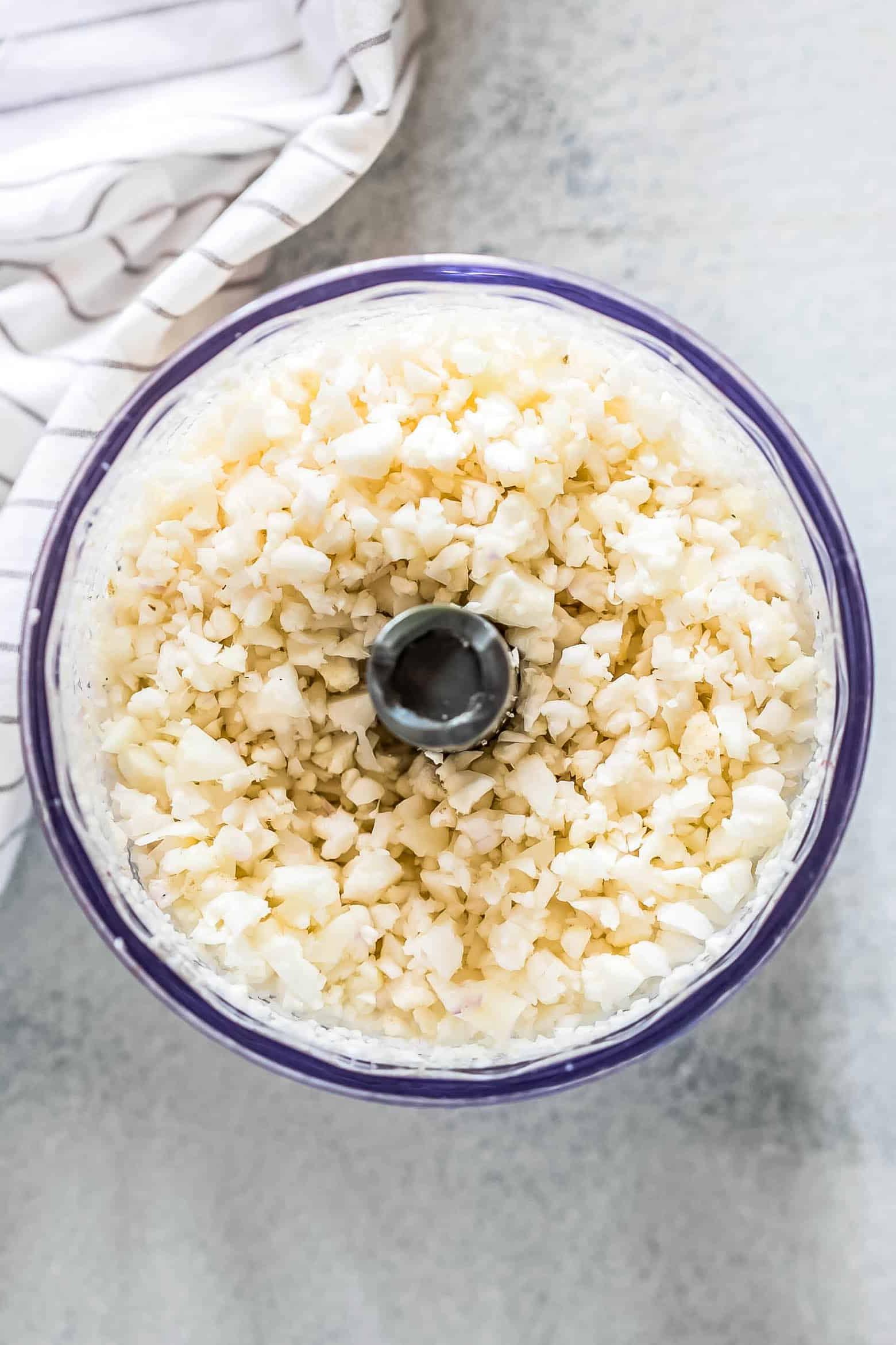 Riso di Cavolfiore Messicano a Basso Contenuto di Carboidrati (Paleo, Vegano, Keto) 2 Riso di Cavolfiore Messicano a Basso Contenuto di Carboidrati: Un contorno sano, adatto a diete Paleo, Keto e Vegan, ricco di sapori messicani e pronto in 30 minuti!