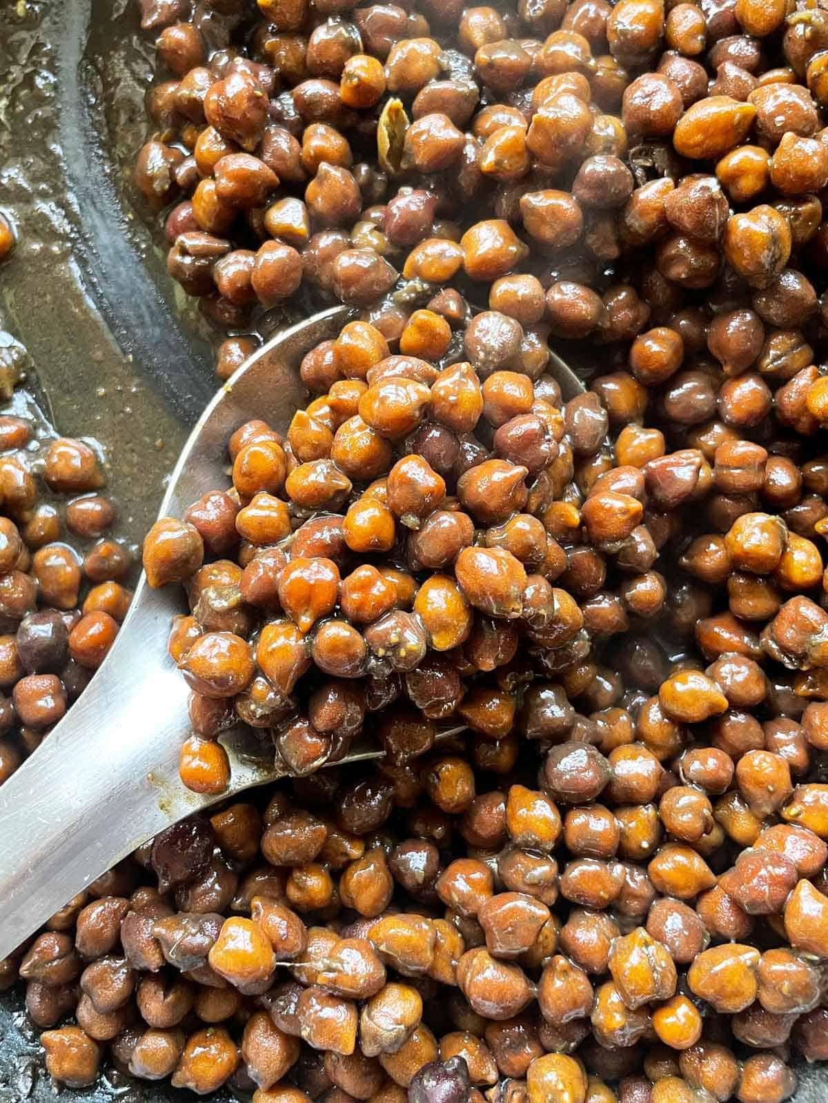 **Ceci neri secchi** 3 Primo piano di Kala Chana cotto e speziato