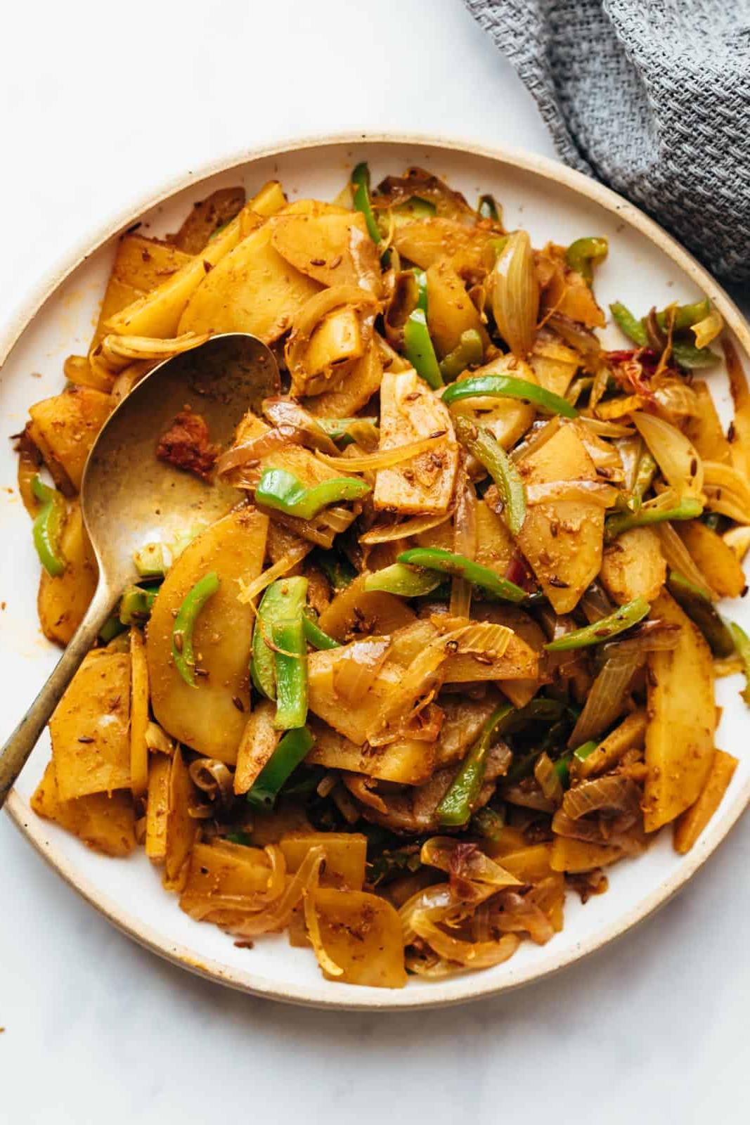 Patate e Cipolle Saltate Veloci 3 Aloo capsicum veloce servito in una ciotola