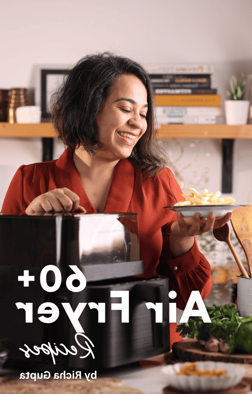 Pizza senza lievito in friggitrice ad aria 3 Una donna sorridente che tiene un piatto di patatine e sta accanto a una friggitrice ad aria con una sovrapposizione di testo