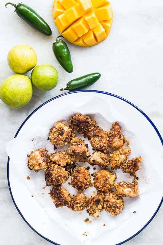 Tacos di Pesce Croccante con Avena + Salsa di Mango Questa ricetta per tacos di pesce croccante all'avena, super facile e salutare, richiede SOLO 15 minuti dall'inizio alla fine. Usa merluzzo, tilapia, dentice o qualsiasi altro pesce bianco. Invece della solita insalata di cavolo, ho guarnito questi tacos con salsa di mango e coriandolo per un tocco in più! Perfetti per la tua prossima cena o barbecue estivo!