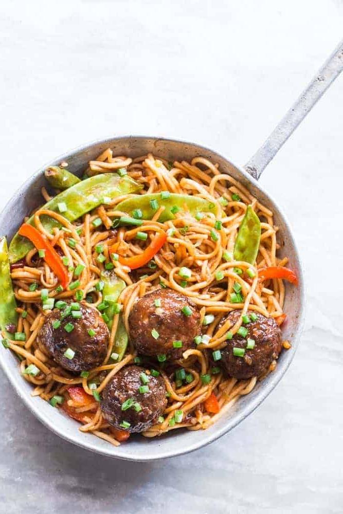 Noodles Vegetariani e Manchurian Indo-Cinesi Pronti in un Wok wok di noodles vegetariani e manchurian saltati in padella unica