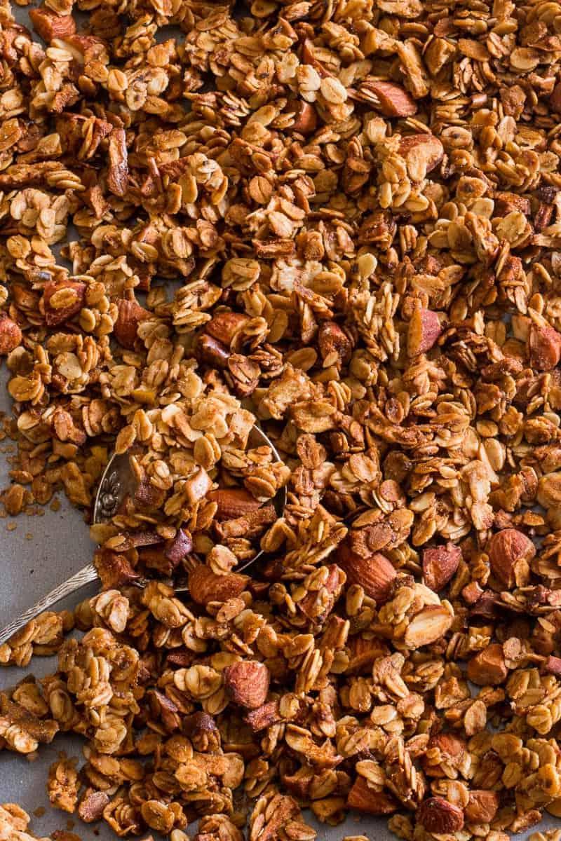 Granola di mele facile da preparare con mele fresche, perfetta per colazione o snack salutare. Ideale per l'autunno e l'inverno.