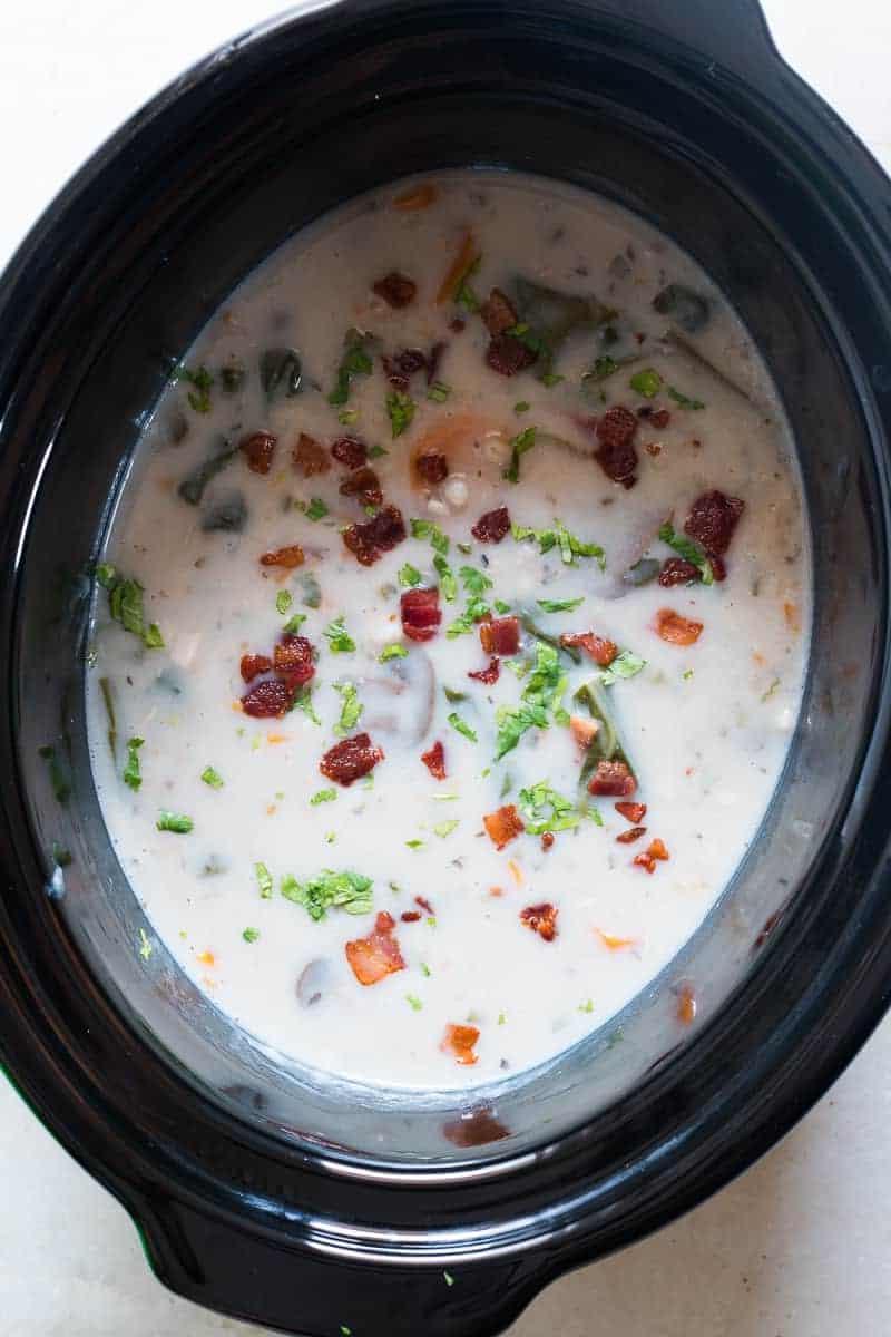 Zuppa Cremosa di Pollo e Orzo a Cottura Lenta 3 Questa zuppa cremosa di pollo e orzo, preparata nella slow cooker, è un'alternativa più sana e sostanziosa ai piatti tradizionali a base di riso o pasta. È incredibilmente facile da realizzare, utilizza ingredienti semplici e integrali ed è l'ideale per la tua pentola a cottura lenta. Un vero comfort food! Squisita!
