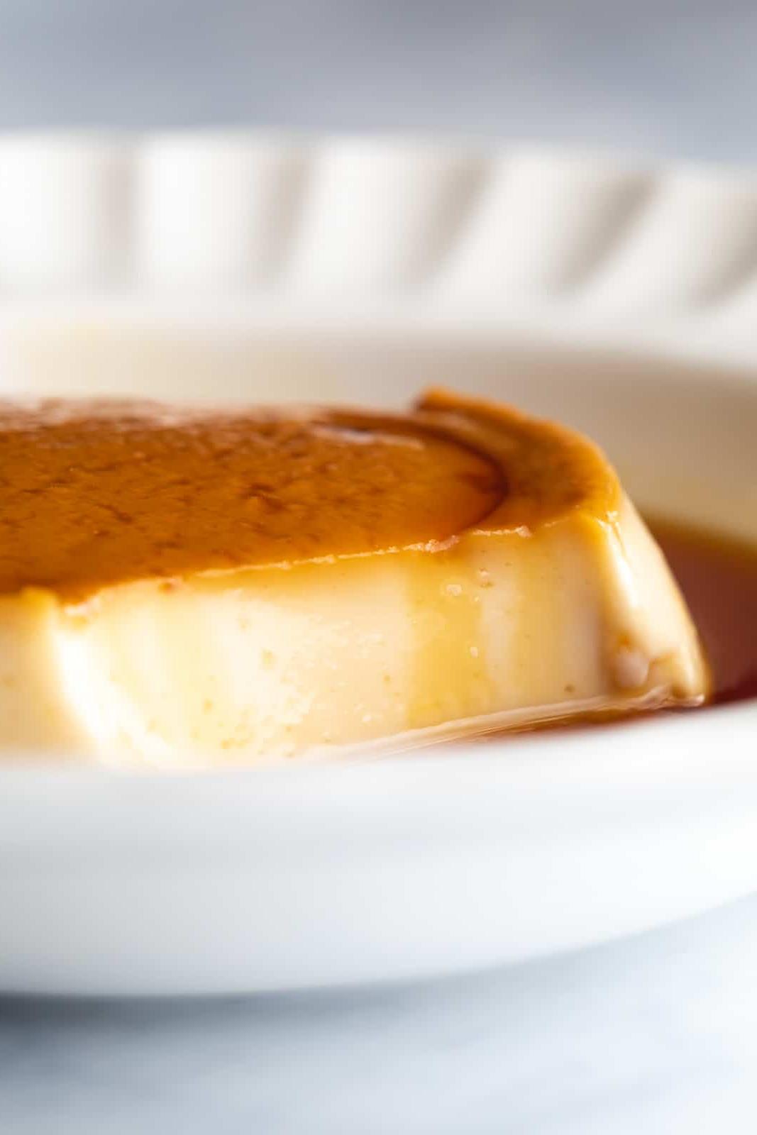 **Budino al Cocco e Caramello sul Fornello** 3 Primo piano della consistenza del budino al caramello e cocco dopo un morso