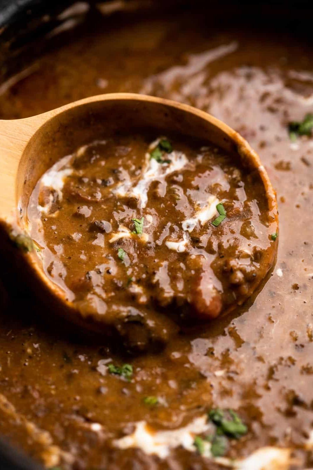 Dal Makhani – La Ricetta Definitiva per Fornello e Pentola a Pressione 3 Primo piano di una mestolata di dal makhani per mostrare la consistenza cremosa delle lenticchie
