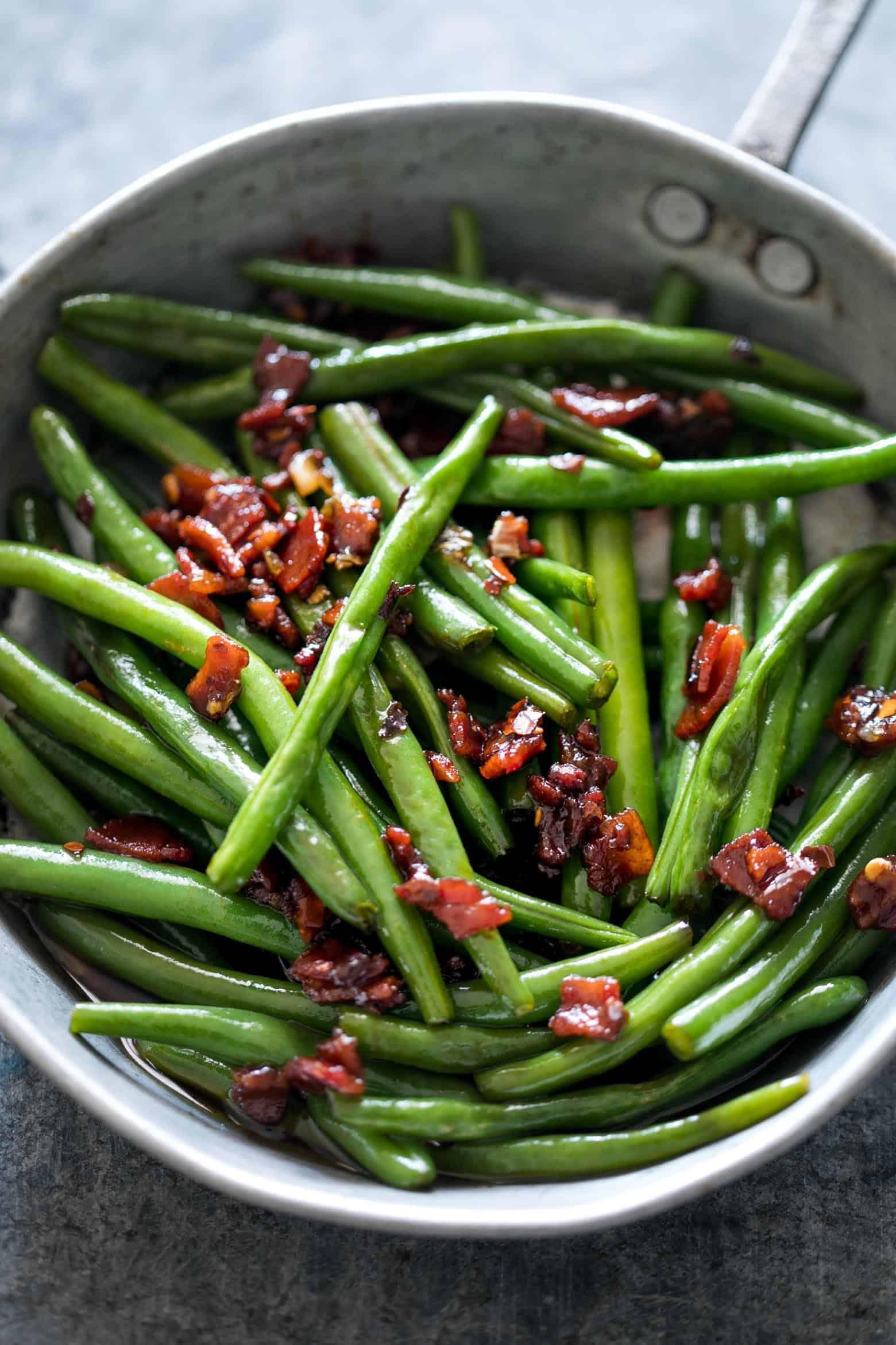 Fagiolini Saltati con Pancetta Croccante, Aglio e Zucchero di Canna: un contorno incredibilmente delizioso, dolce, aromatico con pezzetti di pancetta candita. Tutti chiederanno il bis!