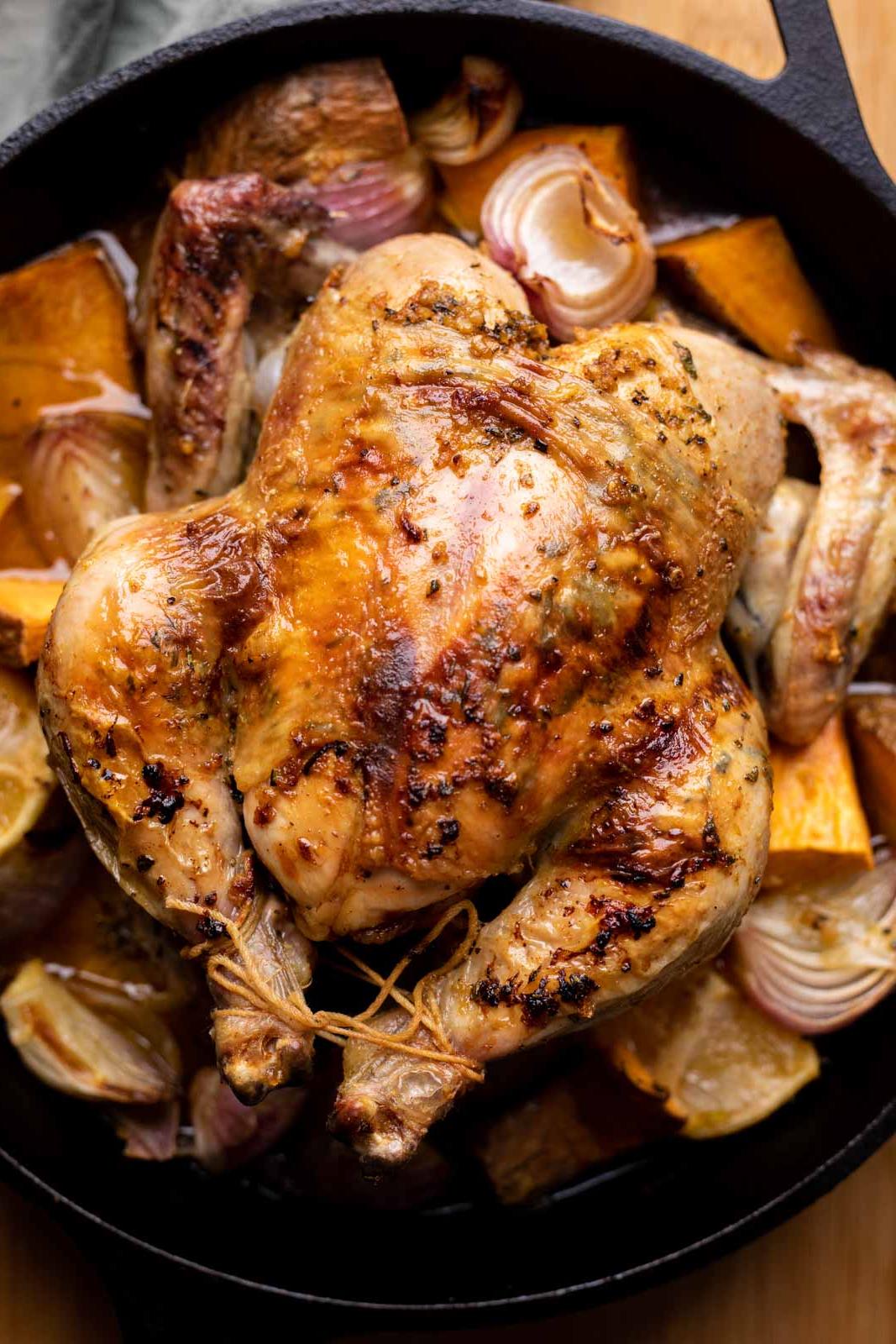 Come Scongelare il Pollo 3 Pollo arrosto nella padella di ghisa, arrostito con verdure e succhi di cottura