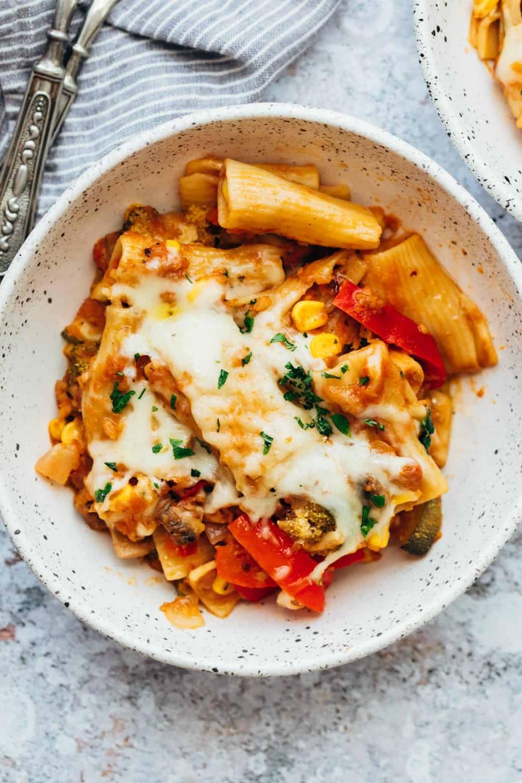 Pasta con Verdure Tutto in una Pentola – Pronto in 20 Minuti! 3 Pasta vegetariana in pentola unica in una ciotola