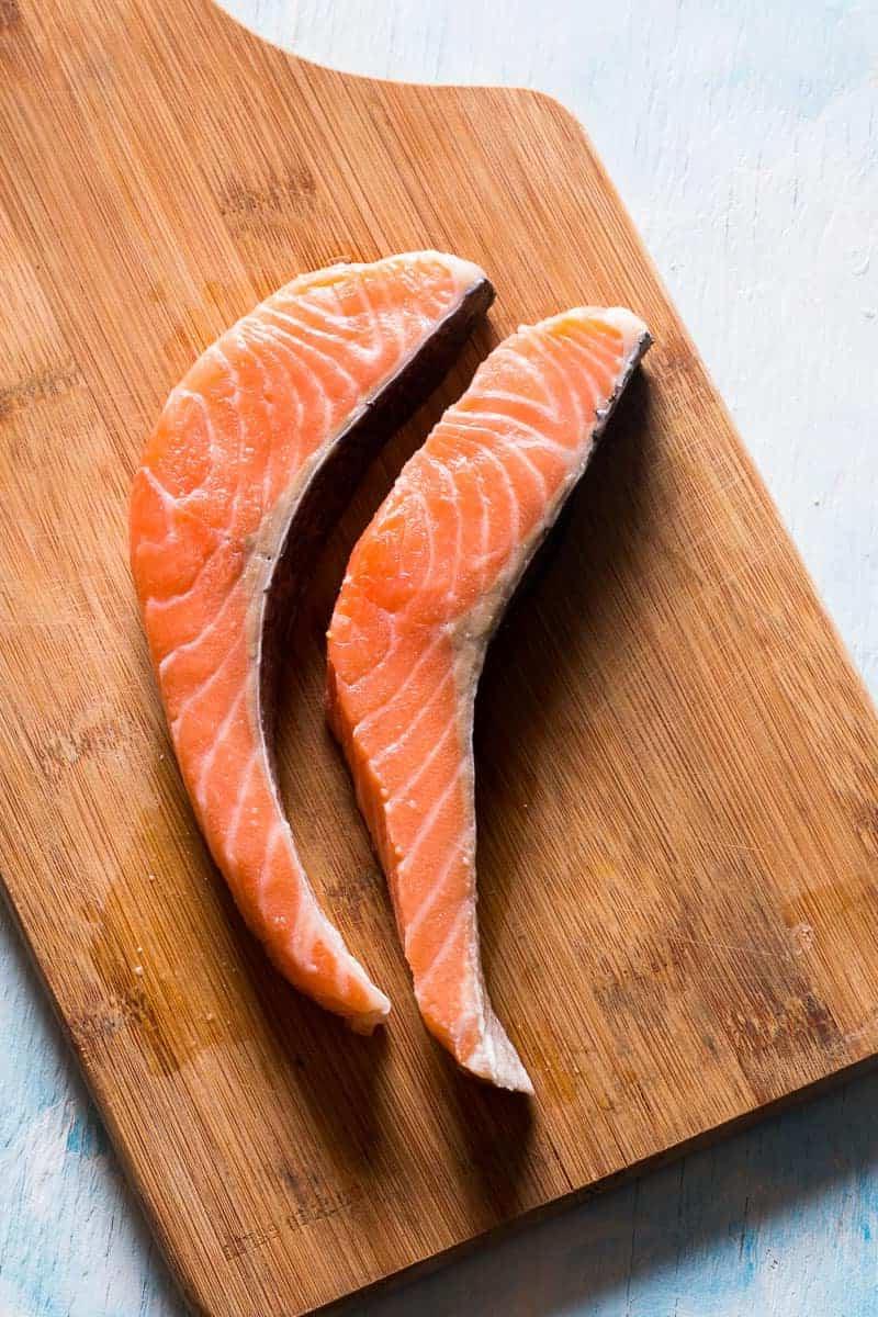 Salmone scottato in padella con arancia e senape - una cena facile, sana, pronta in 15 minuti con una marinata appiccicosa. Ingredienti puliti, servire con pasta, riso di cavolfiore o asparagi