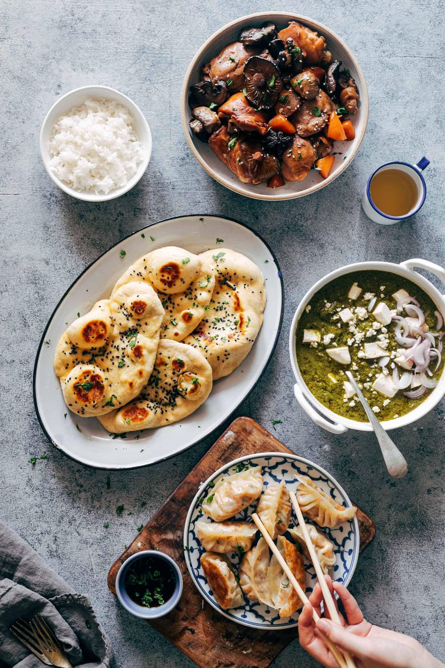 Gyoza Vegetariani con Carote e Paneer 4 Gyoza vegetariani con carote e paneer pronti per essere serviti, evidenziando il loro aspetto dorato e invitante.
