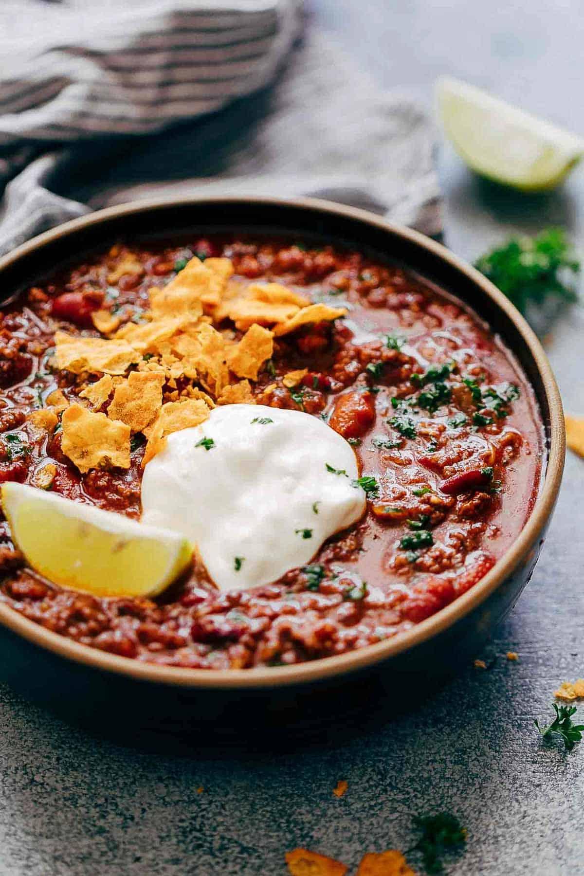 Chili Chipotle Instant Pot (Ricetta per Pentola a Pressione) 4 Chili con Chipotle in Instant Pot: un comfort food piccante, denso e delizioso. Perfetto per le serate fredde e gli avanzi sono ancora più buoni il giorno dopo.