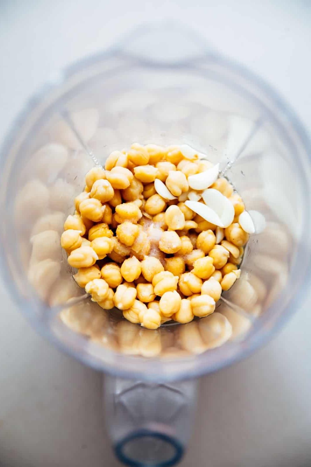Come preparare l'Hummus a casa leggero e soffice 4 Aggiungere ceci, aglio, sale al frullatore