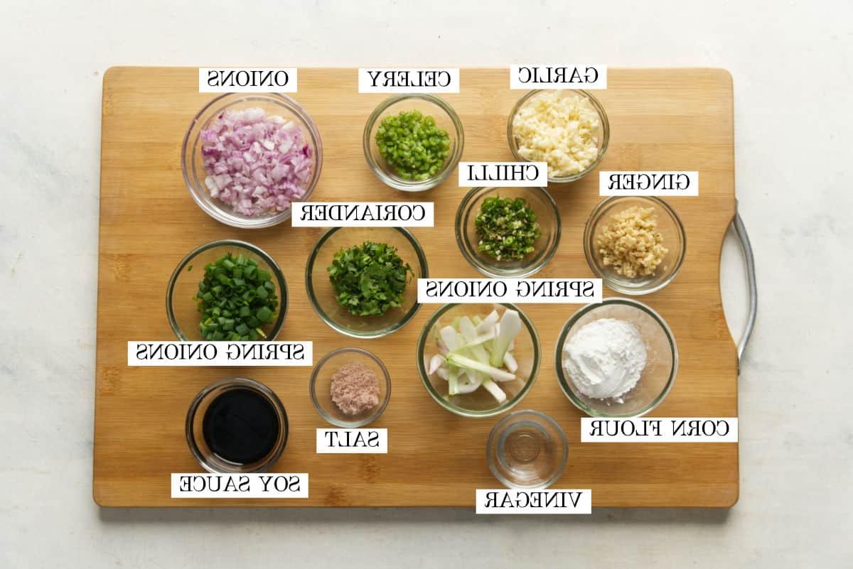 Manchurian Vegetariano | Come preparare il Manchurian 4 Tutti gli ingredienti necessari per la salsa Manchurian, fotografati su un tagliere di legno con testo identificativo
