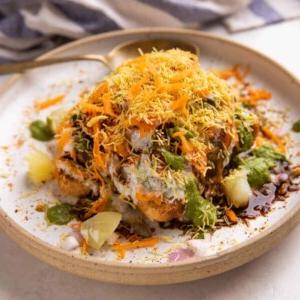 Pane Chaat 4 Pane Chaat servito su un piatto bianco con un cucchiaio a lato