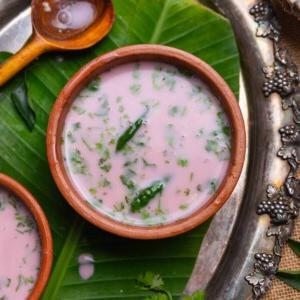 Sol Kadhi | Curry di Kokum 4 Sol Kadhi servito in piccole ciotole di terracotta con un cucchiaio