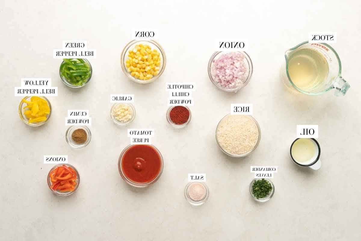 Riso Messicano in Pentola a Pressione (Arroz Rojo) 4 Immagine di tutti gli ingredienti per il Riso Messicano Instant Pot con testo per identificarli