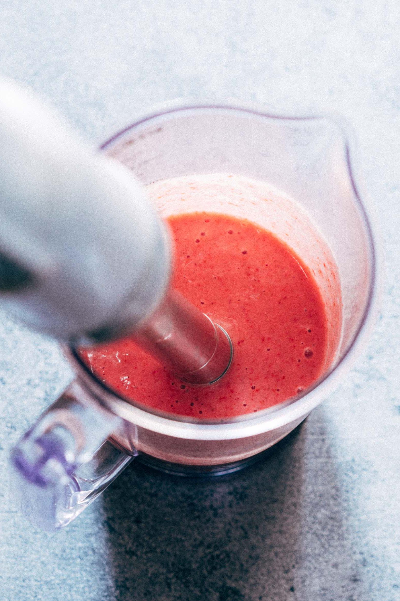 **Frullato di Fragole Congelate e Yogurt Greco (Colazione in 10 minuti)** 4 Frullato di fragole ghiacciate e yogurt greco: denso, cremoso e assolutamente delizioso! Questo frullato di fragole con yogurt è la colazione perfetta ricca di proteine e nutrienti, pronta in 10 minuti per le giornate intense.