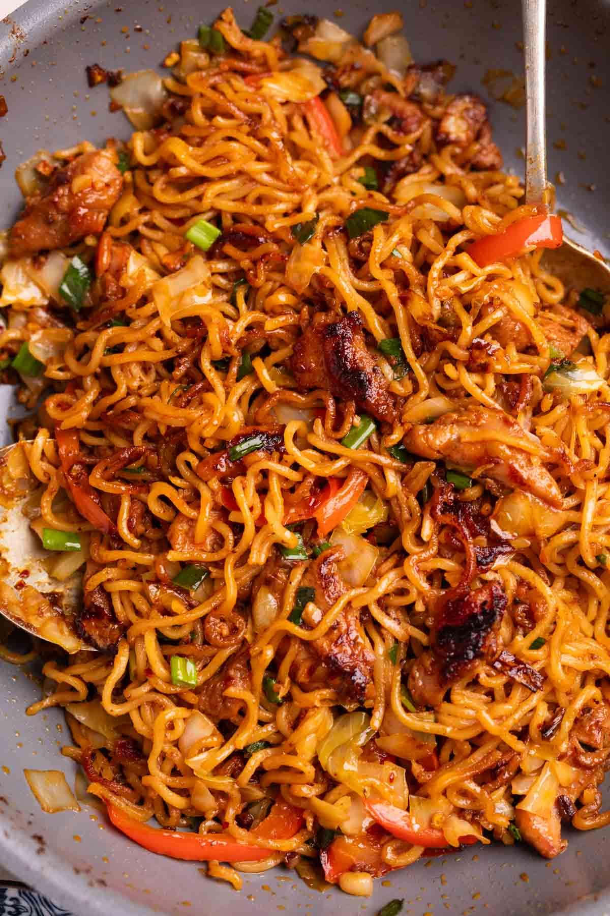 Noodles al Pollo Piccante | Noodles al Pollo con Olio di Peperoncino 4 noodles di pollo al peperoncino appena fatti ancora nella padella
