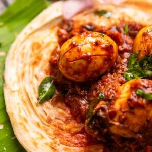 Arrosto di Uova del Kerala | Mutta Arrosto 4 Immagine ravvicinata del Kerala Egg Roast servito su Malabar Parotta
