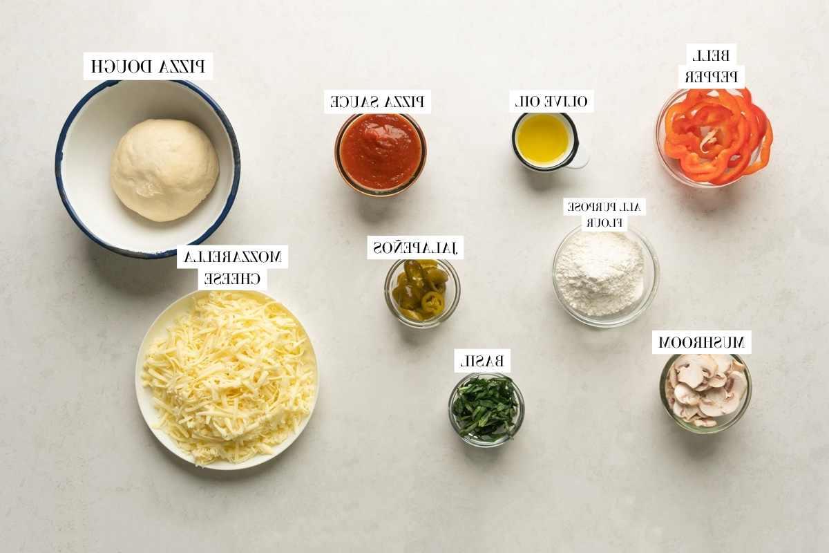 Pizza senza lievito in friggitrice ad aria 4 Immagine di tutti gli ingredienti necessari per la pizza cotta in friggitrice ad aria con testo per identificarli