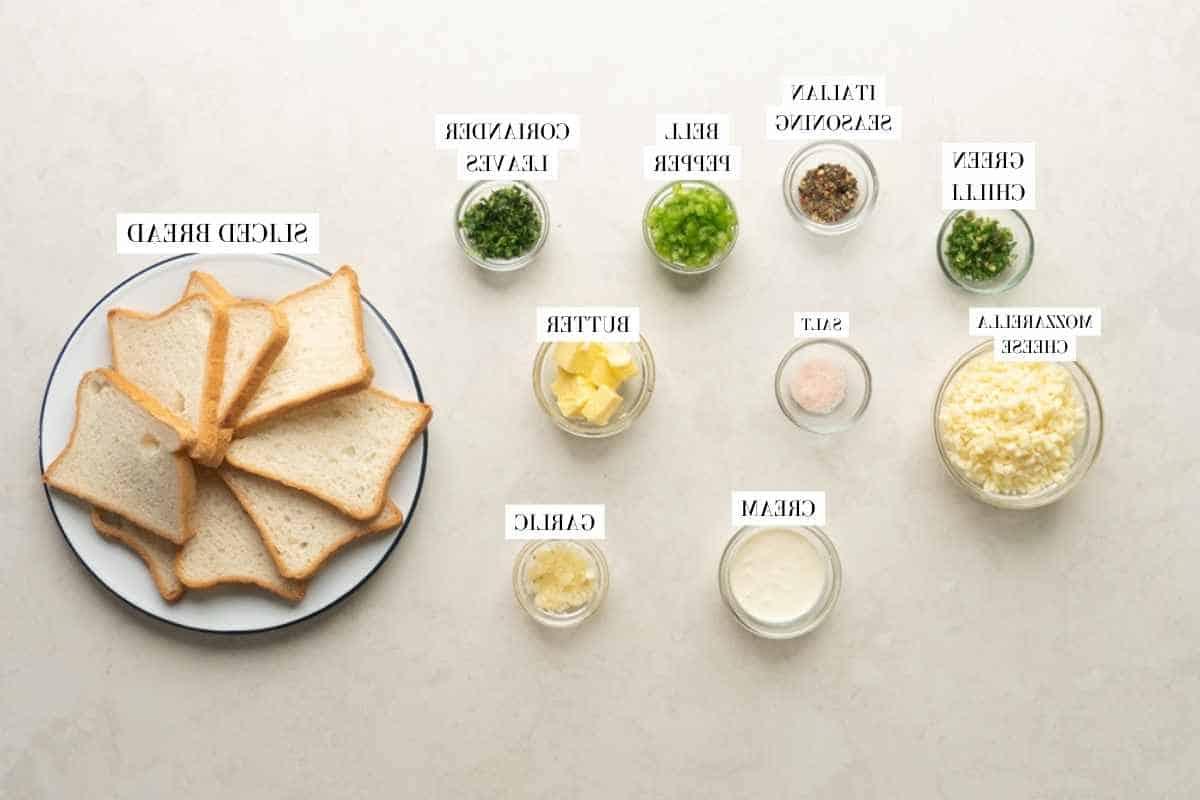 Pane all'aglio con formaggio e peperoncino 4 Immagine di tutti gli ingredienti per il pane all'aglio al formaggio e peperoncino con testo per identificarli