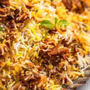 Biryani di Jackfruit | Biryani di Kathal 4 immagine ravvicinata di biryani di jackfruit guarnito con foglie di menta per mostrare la sua consistenza soffice