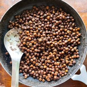 **Ceci neri secchi** 4 Kala chana in una padella di ferro in cui è stato cucinato