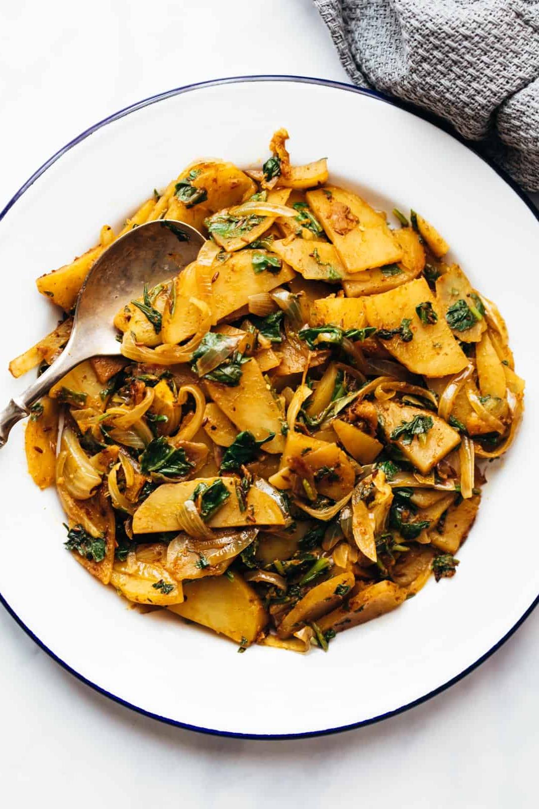 Patate e Cipolle Saltate Veloci 4 Aloo palak veloce servito in una ciotola