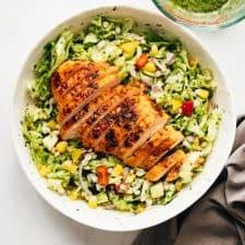 Insalata di Orzo e Pollo con Vinaigrette alle Erbe 4 Insalata di orzo e pollo servita in una ciotola grigia pronta da gustare
