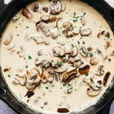 Salsa Cremosa ai Funghi e Parmigiano 4 Salsa cremosa ai funghi e parmigiano nella padella, pronta per essere servita