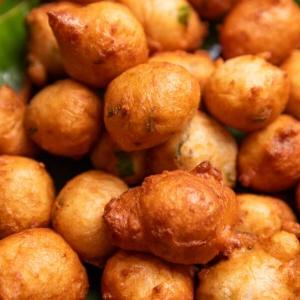 **Frittelle tonde** 4 Immagine ravvicinata di Goli Bajji per mostrare la sua texture croccante e dorata