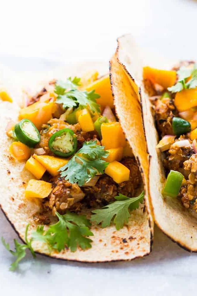 Tacos di Pesce Croccante con Avena + Salsa di Mango Questa ricetta per tacos di pesce croccante all'avena, super facile e salutare, richiede SOLO 15 minuti dall'inizio alla fine. Usa merluzzo, tilapia, dentice o qualsiasi altro pesce bianco. Invece della solita insalata di cavolo, ho guarnito questi tacos con salsa di mango e coriandolo per un tocco in più! Perfetti per la tua prossima cena o barbecue estivo!