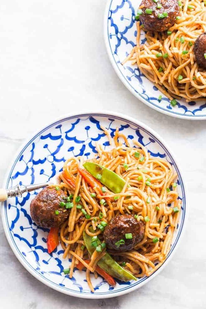 Noodles e Manchurian Leggeri e Gustosi wok di noodles vegetariani e manchurian saltati in padella unica servito in un piatto