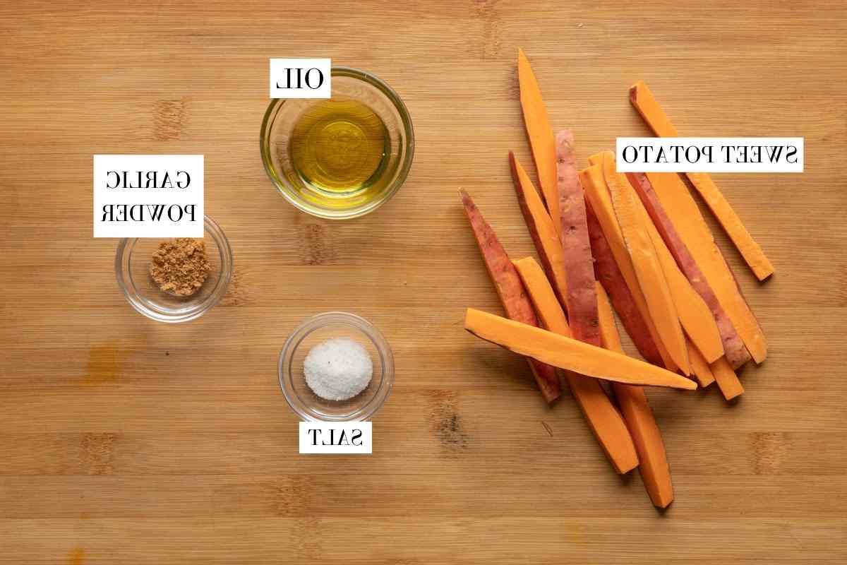 Patatine Dolci Croccantissime nella Friggitrice ad Aria 4 Immagine ravvicinata di tutti gli ingredienti necessari per le patate dolci fritte, etichettati per una facile identificazione