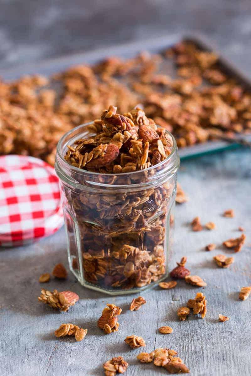 Granola di mele fatta in casa con mele fresche, per una colazione sana e uno spuntino energizzante. Perfetta per le fredde giornate invernali.