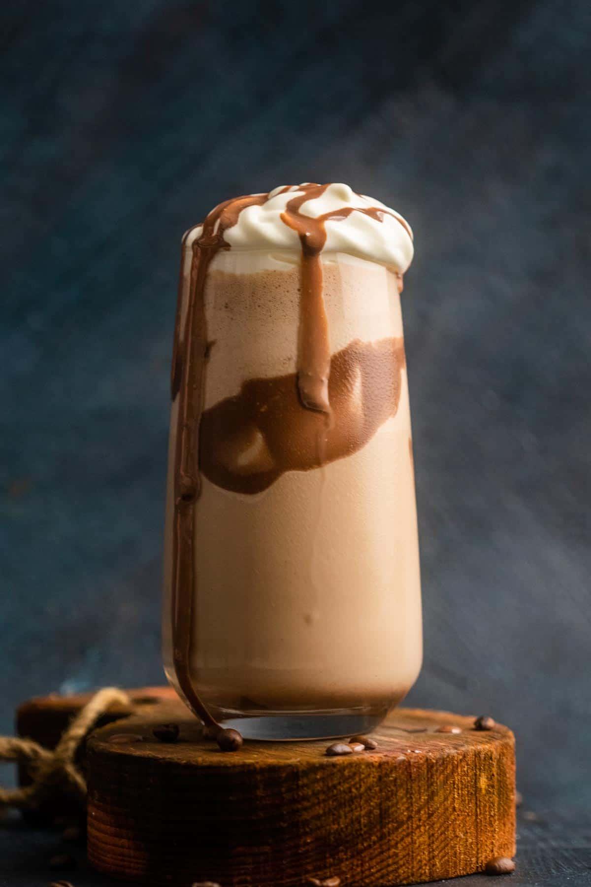 Caffè Freddo – Tre Modi 4 Caffè freddo alla Nutella servito in un bicchiere alto