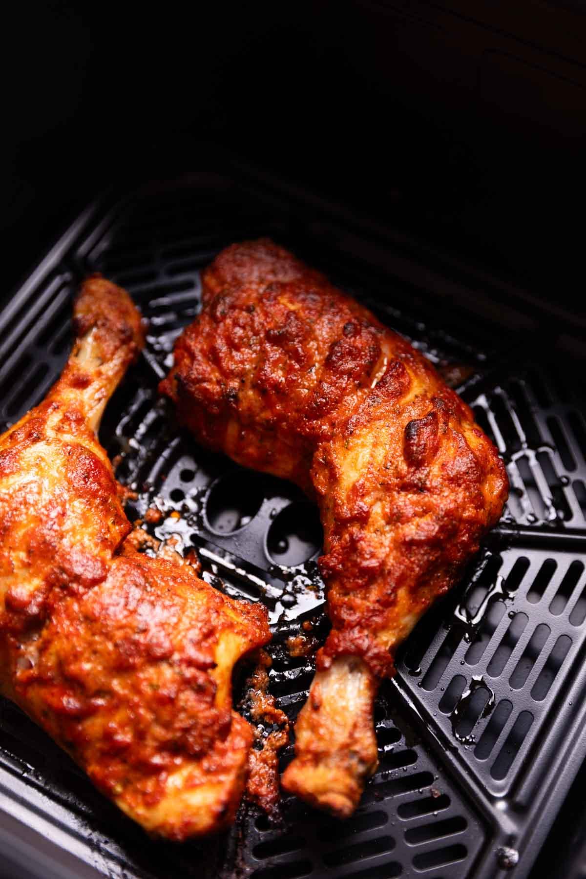 Pollo Tandoori in Friggitrice ad Aria 4 pollo tandoori in cottura in una friggitrice ad aria